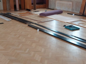 V prostějovském Národním domě řemeslníci pracují na opravě vzácných maleb a fresek