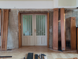 V prostějovském Národním domě řemeslníci pracují na opravě vzácných maleb a fresek