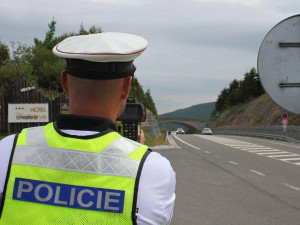 VIDEO: Přes plnou v zatáčce. Policisté kontrolovali na Červenohorském sedle nejen motorkáře