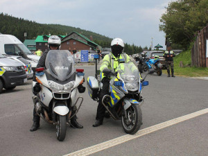 VIDEO: Přes plnou v zatáčce. Policisté kontrolovali na Červenohorském sedle nejen motorkáře