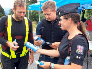 VIDEO: Přes plnou v zatáčce. Policisté kontrolovali na Červenohorském sedle nejen motorkáře