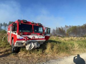 Patnáct jednotek hasičů bojuje s lesním požárem u vojenského prostoru Libavá