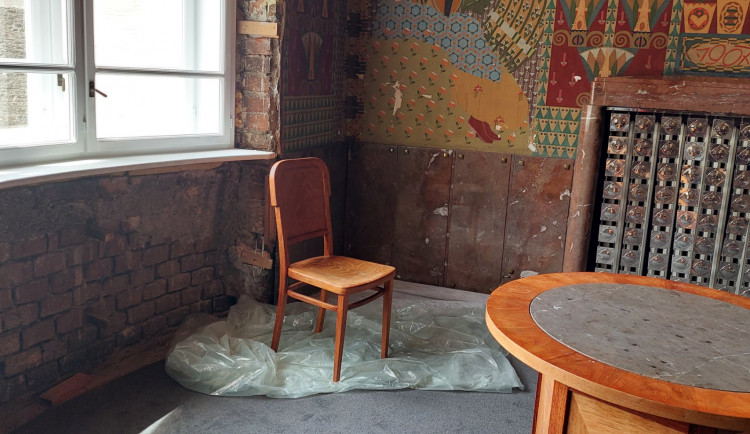 V prostějovském Národním domě řemeslníci pracují na opravě vzácných maleb a fresek