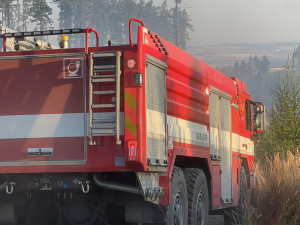 VIDEO: Ranní bouřky zklidnily plameny v lese na Olomoucku jen mírně. Hasiči požár krotili celou noc