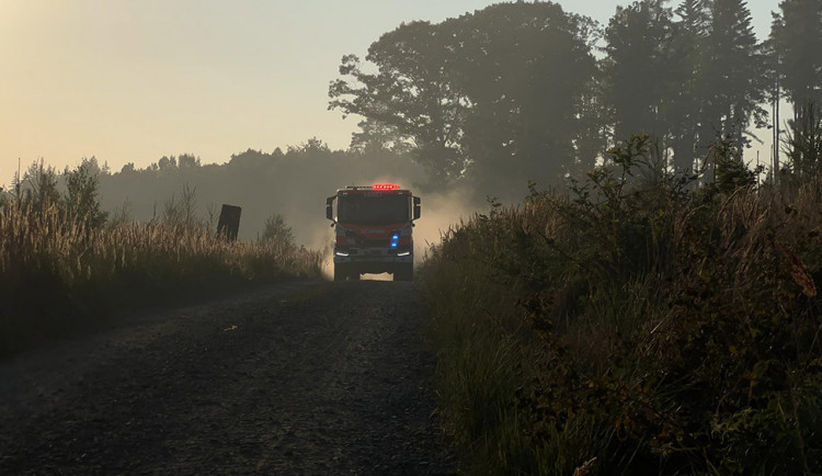 Ranní bouřky zklidnily plameny v lese na Olomoucku jen mírně. Hasiči požár krotili celou noc