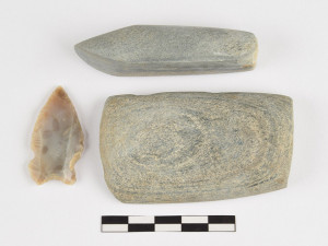 Kamenné broušené nástroje - dlátko, sekerka a pazourkový hrot šípu