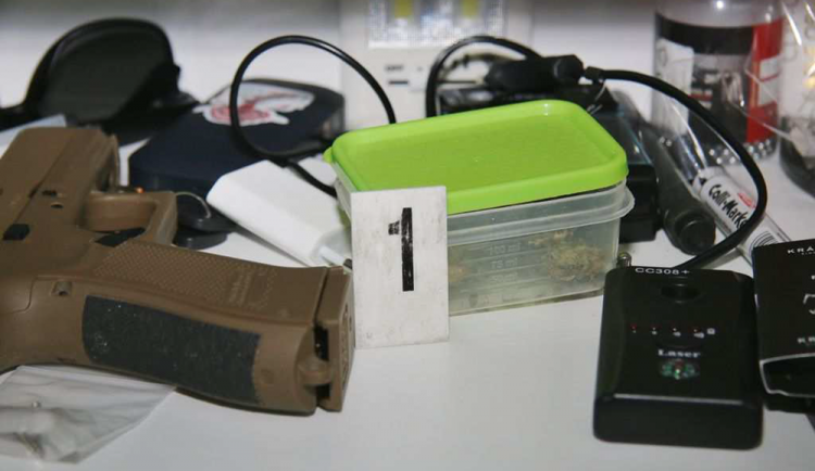 Přerovští kriminalisté zadrželi drogového dealera. Při prohlídce našli marihuanu i pervitin