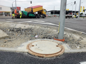 Speciální asfalt až na konec. Cyklostezky u Billy v Olomouci dostanou finální povrch zřejmě na podzim