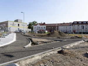 Speciální asfalt až na konec. Cyklostezky u Billy v Olomouci dostanou finální povrch zřejmě na podzim