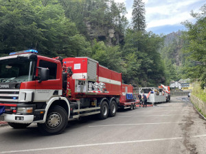 VIDEO: Na pomoc v boji s požárem v Hřensku dorazil odřad hasičů z Hané
