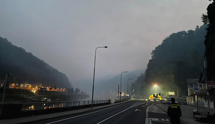 Na pomoc Českému Švýcarsku: k požáru u Hřenska vyrazili i hasiči z Olomouckého kraje