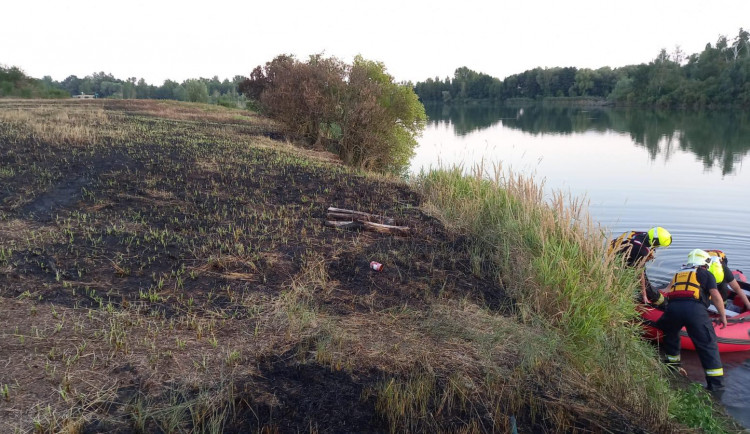 Netradiční výjezd: hasiči krotili požár na ostrově Chomoutovského jezera