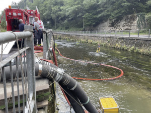 FOTOGALERIE: Až na hranu sil. Hasiči z kraje neúnavně bojují s požárem u Hřenska