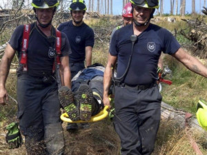FOTOGALERIE: Až na hranu sil. Hasiči z kraje neúnavně bojují s požárem u Hřenska