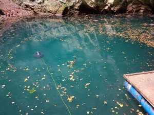 Robot poslal důležitá data z Hranické propasti. Z hlubin ho ale museli zachraňovat potápěči