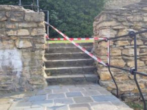 Na hradbách v Přerově spadla část zdi. Radnice na místě omezila vstup