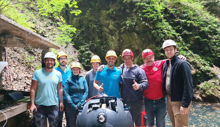 Výzkumníci se speciálním robotem provedli v Hranické propasti rekordní ponor do hloubky 450 metrů