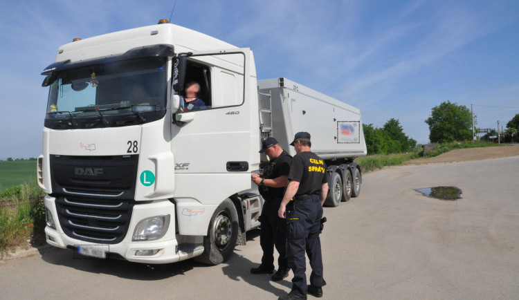 VIDEO: Více než polovina nákladních aut v Tovačově byla přetížená, ukázala kontrola