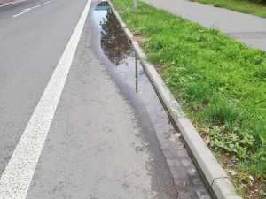 Na Vrahovické ulici opravené za miliony po dešti zůstává voda. Lidé se už ani nesmějí