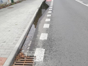 Na Vrahovické ulici opravené za miliony po dešti zůstává voda. Lidé se už ani nesmějí