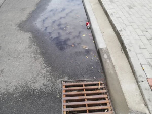 Na Vrahovické ulici opravené za miliony po dešti zůstává voda. Lidé se už ani nesmějí