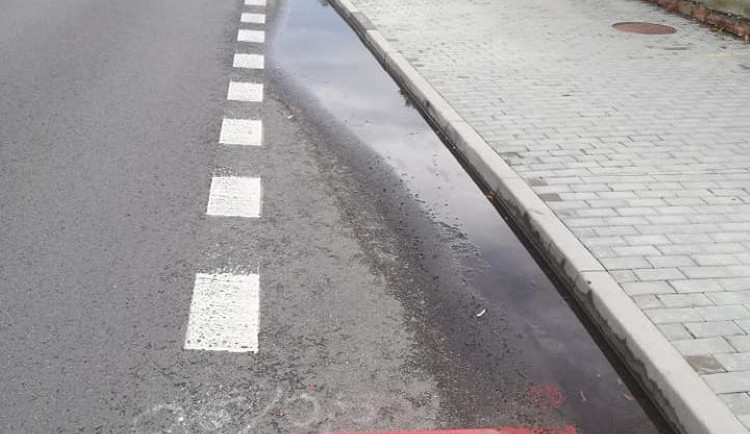 Na Vrahovické ulici opravené za miliony po dešti zůstává voda. Lidé se už ani nesmějí