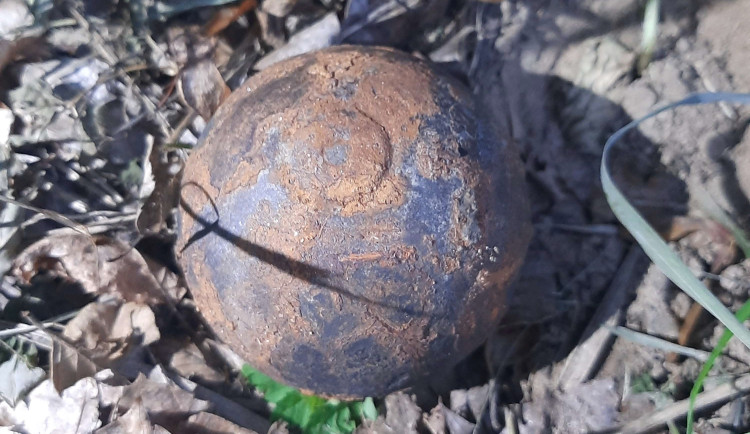 Rekreanti našli na Zábřežsku dělovou kouli ze 17. století. Odvezl ji pyrotechnik