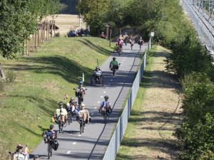 Nevšední peloton projíždí hanáckou krajinou: Šternberk hostí mezinárodní setkání lehokol