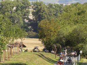 Nevšední peloton projíždí hanáckou krajinou: Šternberk hostí mezinárodní setkání lehokol