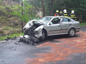 Hasiči vyjížděli k nehodě u Hanušovic. Vozidlo museli zajistit proti požáru