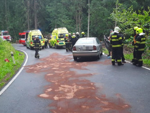 Hasiči vyjížděli k nehodě u Hanušovic. Vozidlo museli zajistit proti požáru