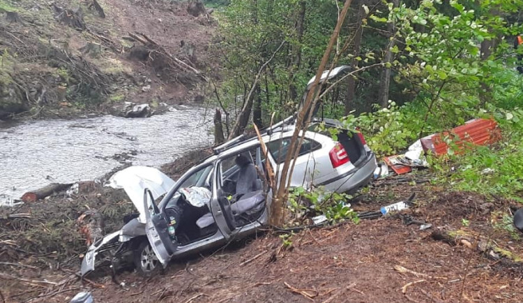 Hasiči vyjížděli k nehodě u Hanušovic. Vozidlo museli zajistit proti požáru