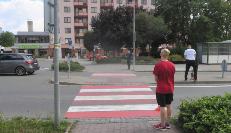 Policie pátrá po řidiči, který v Hranicích srazil mladíka. Od nehody ujel
