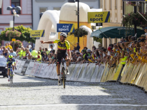 FOTOGALERIE: Šternberk zaplavila špičková cyklistika. Sazka Tour ovládl Ital Rota