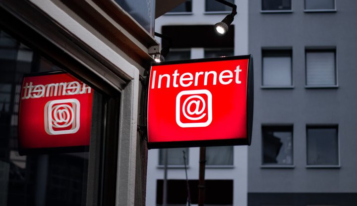 Hackeři si dovolenou neberou. Pozor na veřejnou WiFi, varují odborníci