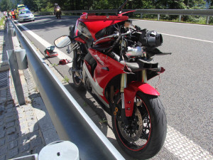 V serpentinách pod Červenohorským sedlem motorkář srazil dva cyklisty