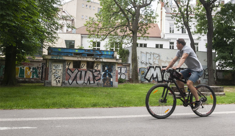 Zchátralá budova toalet v Čechových sadech v Olomouci