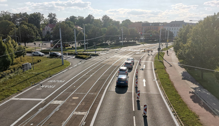 Tramvajovou trasu kolem tržnice čeká měsíční výluka. Pokračuje oprava křižovatek