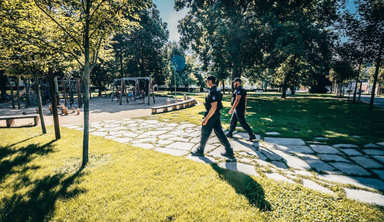 Znojmo posílá do parků policisty. Má problémy s teenagery a Romy z Brna