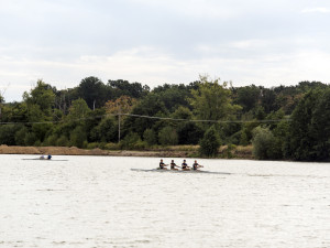 Dojíždění přes bahno a šatna v unimo buňce. Veslaři z Olomouce doufají v konec pětiletého exilu