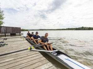 Dojíždění přes bahno a šatna v unimo buňce. Veslaři z Olomouce doufají v konec pětiletého exilu