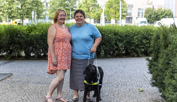 Romana Hladišová se svou partnerkou Danou a vodicí fenkou Ursou