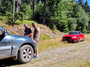 Desítky řidičů porušují zákaz vjezdu do lesů v Jeseníkách. Hrozí jim mnohatisícové pokuty