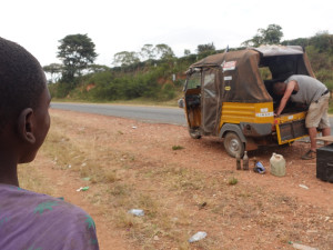 Každý i zdánlivě neřešitelný problém, má vždy řešení, říká cestovatel, který tuk-tukem projel Afriku