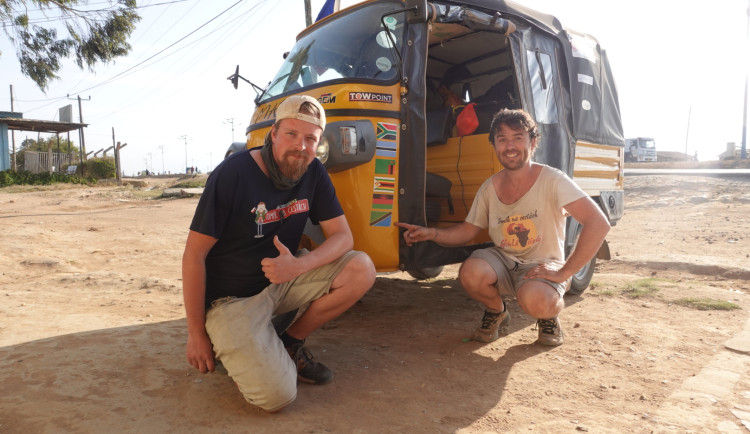Každý i zdánlivě neřešitelný problém, má vždy řešení, říká cestovatel, který tuk-tukem projel Afriku