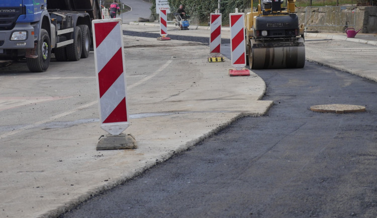 Mezi Vrchlabím a Lánovem se začala opravovat silnice. Na řidiče čeká zdržení