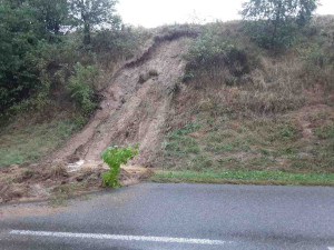 VIDEO: Přívalové deště potrápily hasiče. V Ludmírově liják změnil silnici v potok