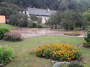 VIDEO: Přívalové deště potrápily hasiče. V Ludmírově liják změnil silnici v potok