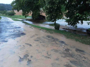 VIDEO: Voda ohrožovala domy, na dvou místech je povodňová pohotovost. V Ludmírově se silnice změnila v potok