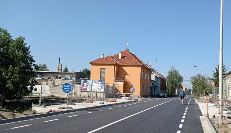 Vrahovická se nedávno opravovala, nyní se opět rozkope. Tentokrát kvůli novým chodníkům